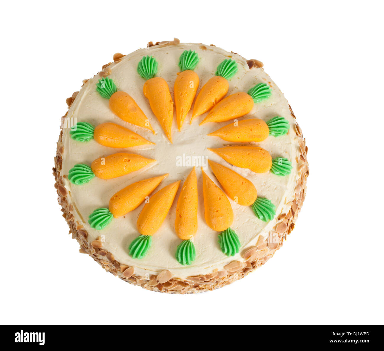Karottenkuchen mit Puderzucker, Muttern auf der Seite eingerichtet und geleitet von Karotten auf der Oberseite isoliert auf weißem Hintergrund. Stockfoto