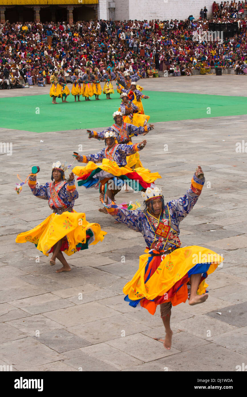Bhutan, Thimpu Dzong, jährliche Tsechu Tänzerinnen in Festivalgelände Stockfoto