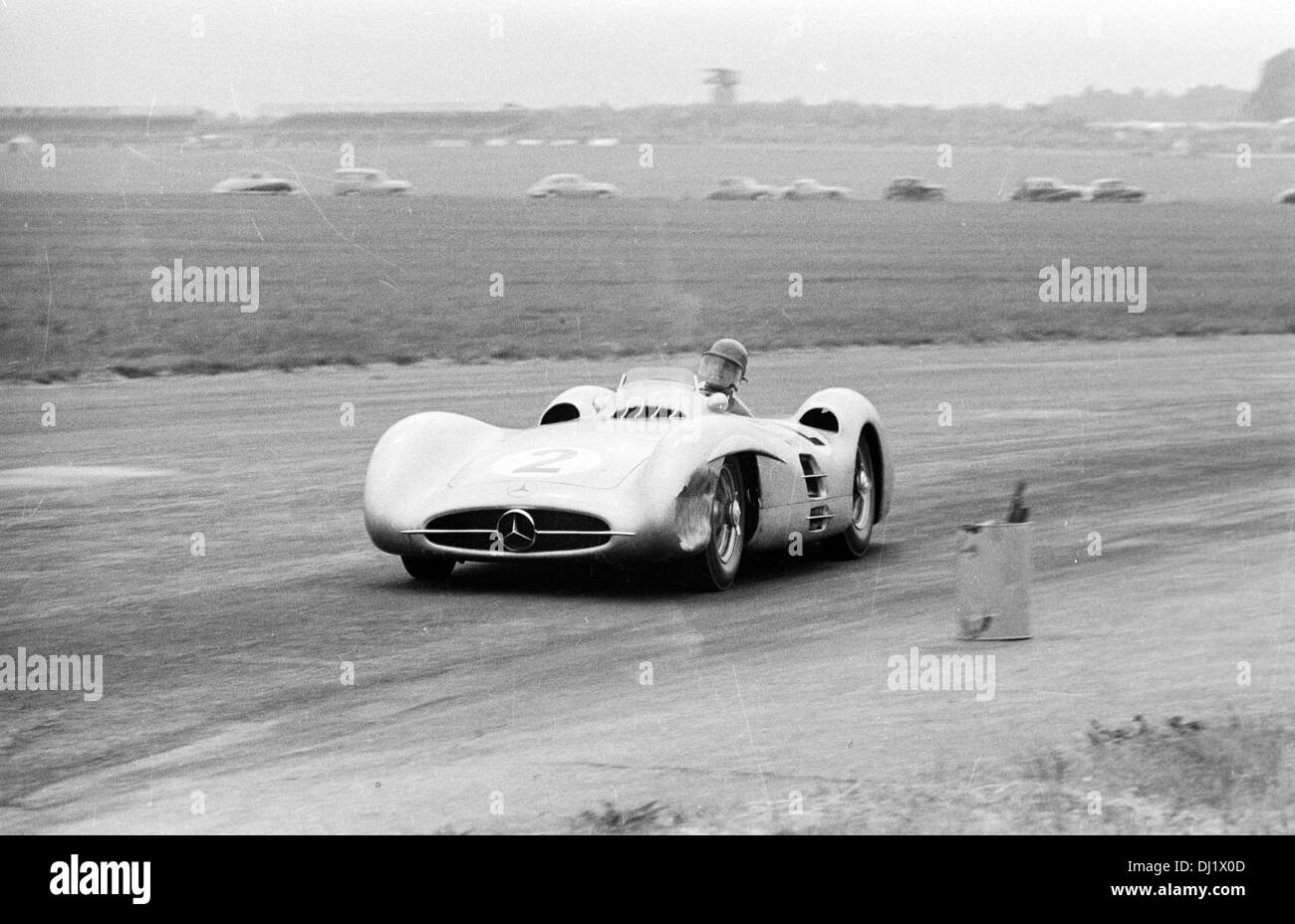 Karl Kling in eine Mercedes-Benz W196 Stromlinie im britischen Grand Prix in Silverstone, England 17. Juli 1954. Stockfoto