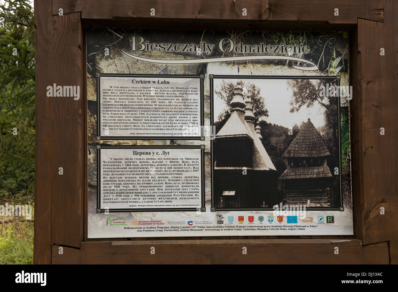 Denkmal-Informationen zum Dorf Łuh. 32 Häuser völlig zerstören und 175 Bewohner umgesiedelt nach dem zweiten Weltkrieg Bieszczady Polen Stockfoto