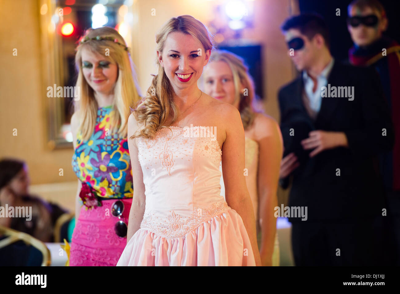 Amateur-Models auf dem Laufsteg bei einer Charity-Modenschau zugunsten von Leukämie zu kümmern. Stockfoto