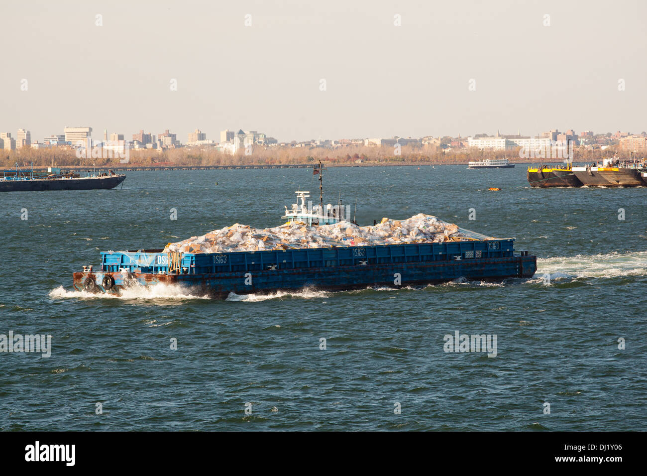 Schlepper bewegt ein Schiff voller Müll, Hudson River, New York City, Vereinigte Staaten von Amerika. Stockfoto