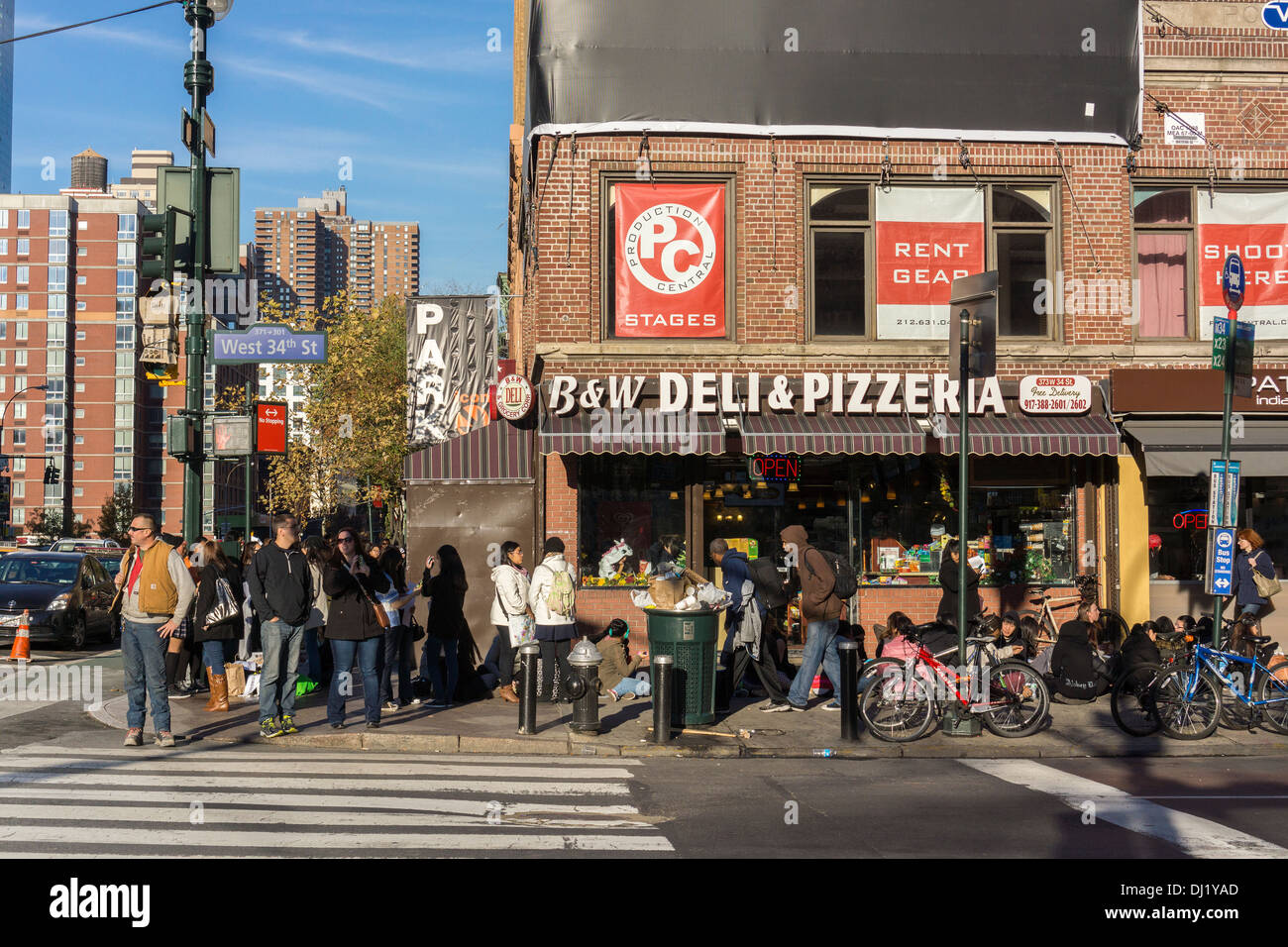 Belebten Straße Ecke von West 34th Street und Ninth Avenue in Teufels Küche an der Ninth Avenue in New York Stockfoto