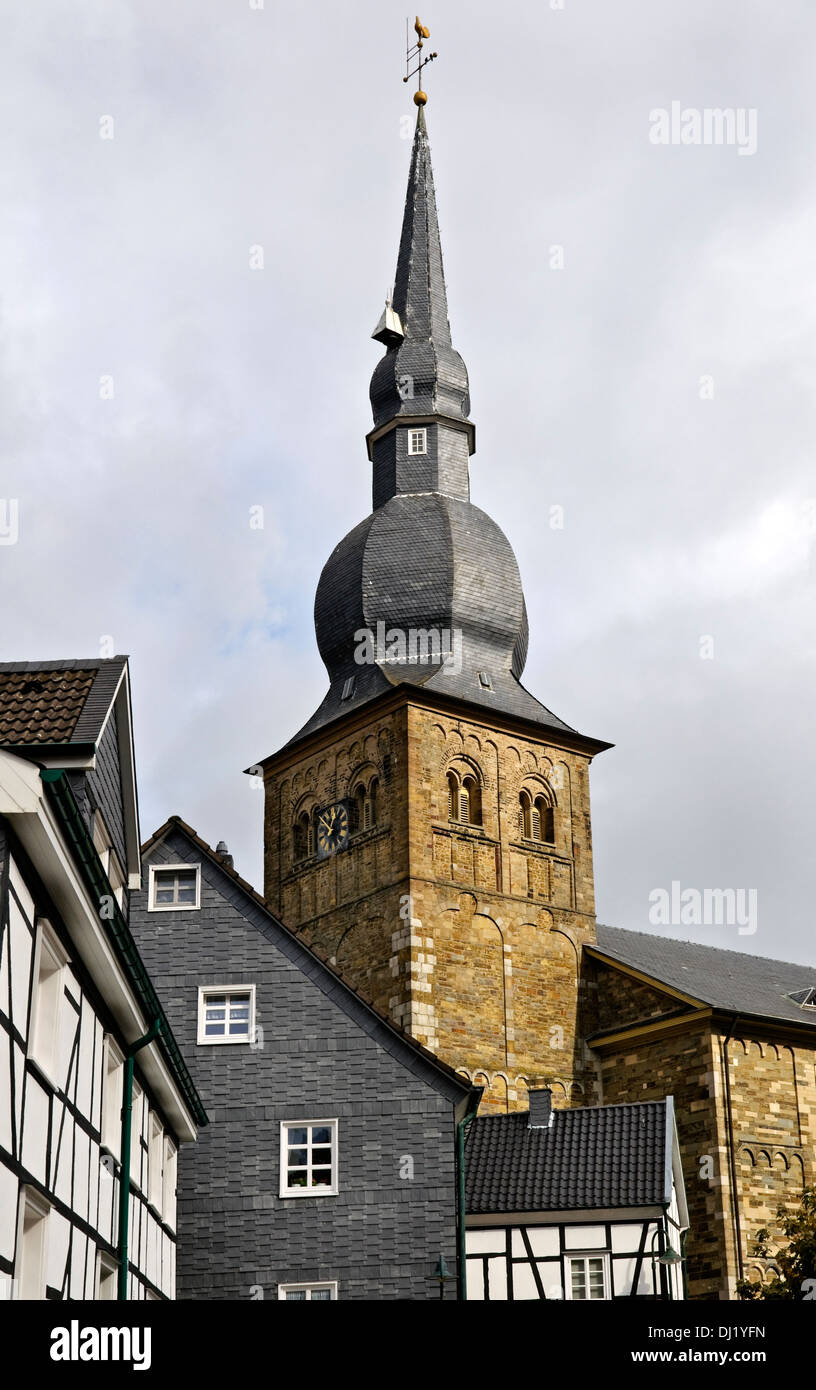 Zentrum von Wermelskirchen zeigt Turm der evangelischen Kirche, NRW, Deutschland. Stockfoto