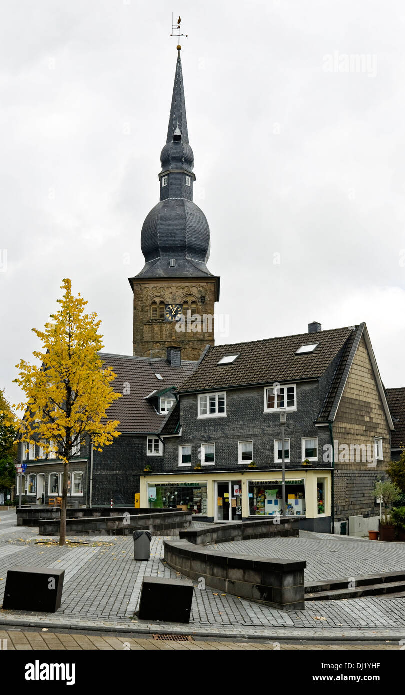 Zentrum von Wermelskirchen zeigt Turm der evangelischen Kirche, NRW, Deutschland. Stockfoto