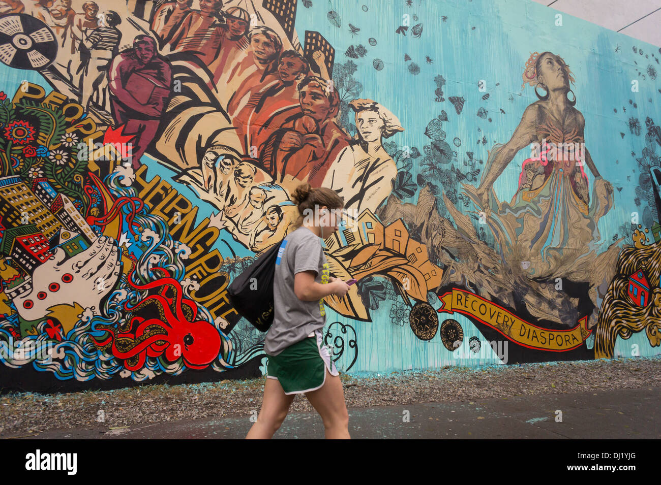 Ein Wandbild des Künstlers Swoon (Caledonia Tanz Curry) ist an der Ecke Bowery und Houston Street in New York gesehen. Stockfoto