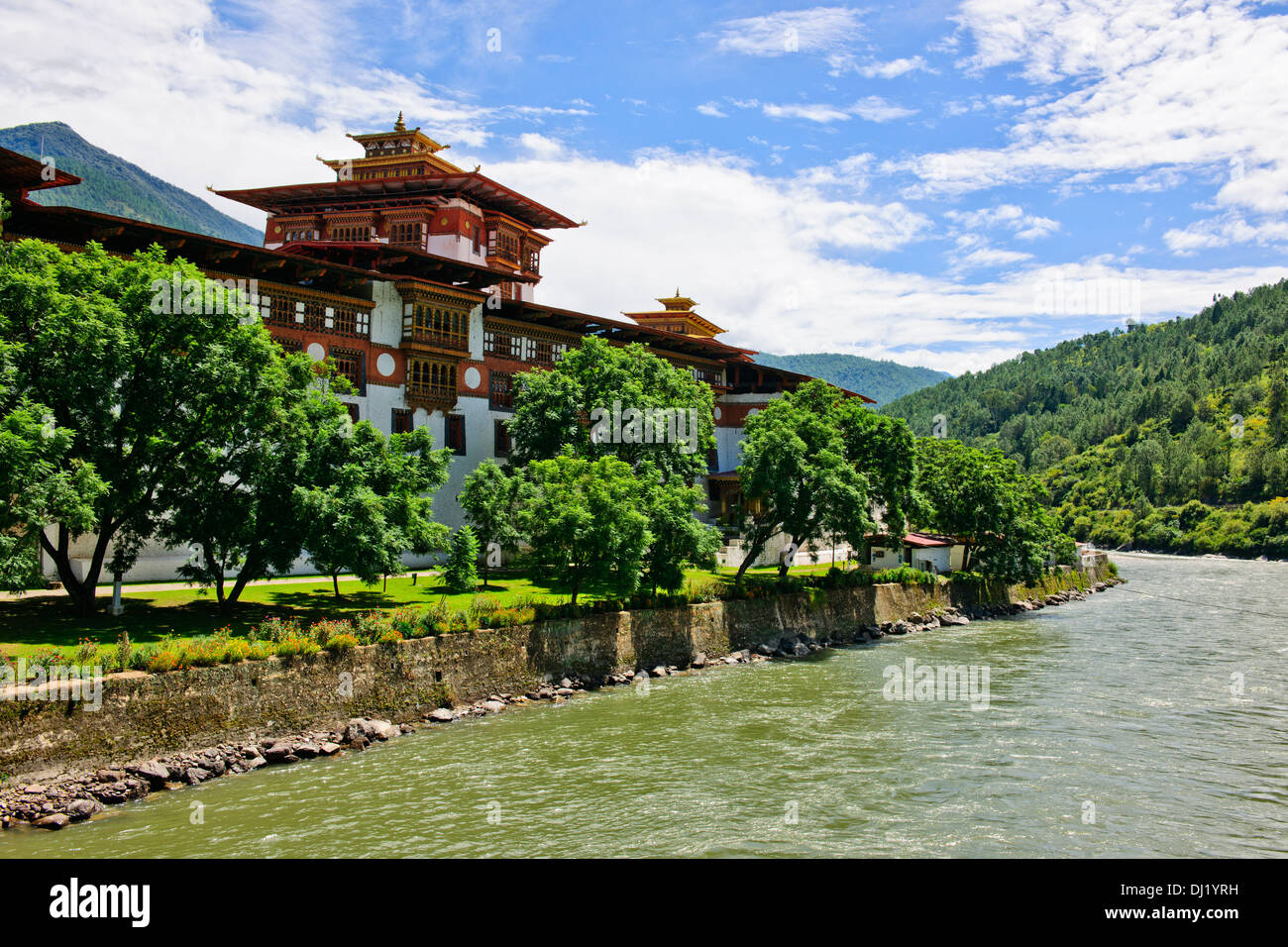 Punakha Dzong, den Kopf des Klerus von Bhutan mit seinem Gefolge der buddhistischen Mönche verbringen den Winter in dieser Dzong, Umgebung Stockfoto