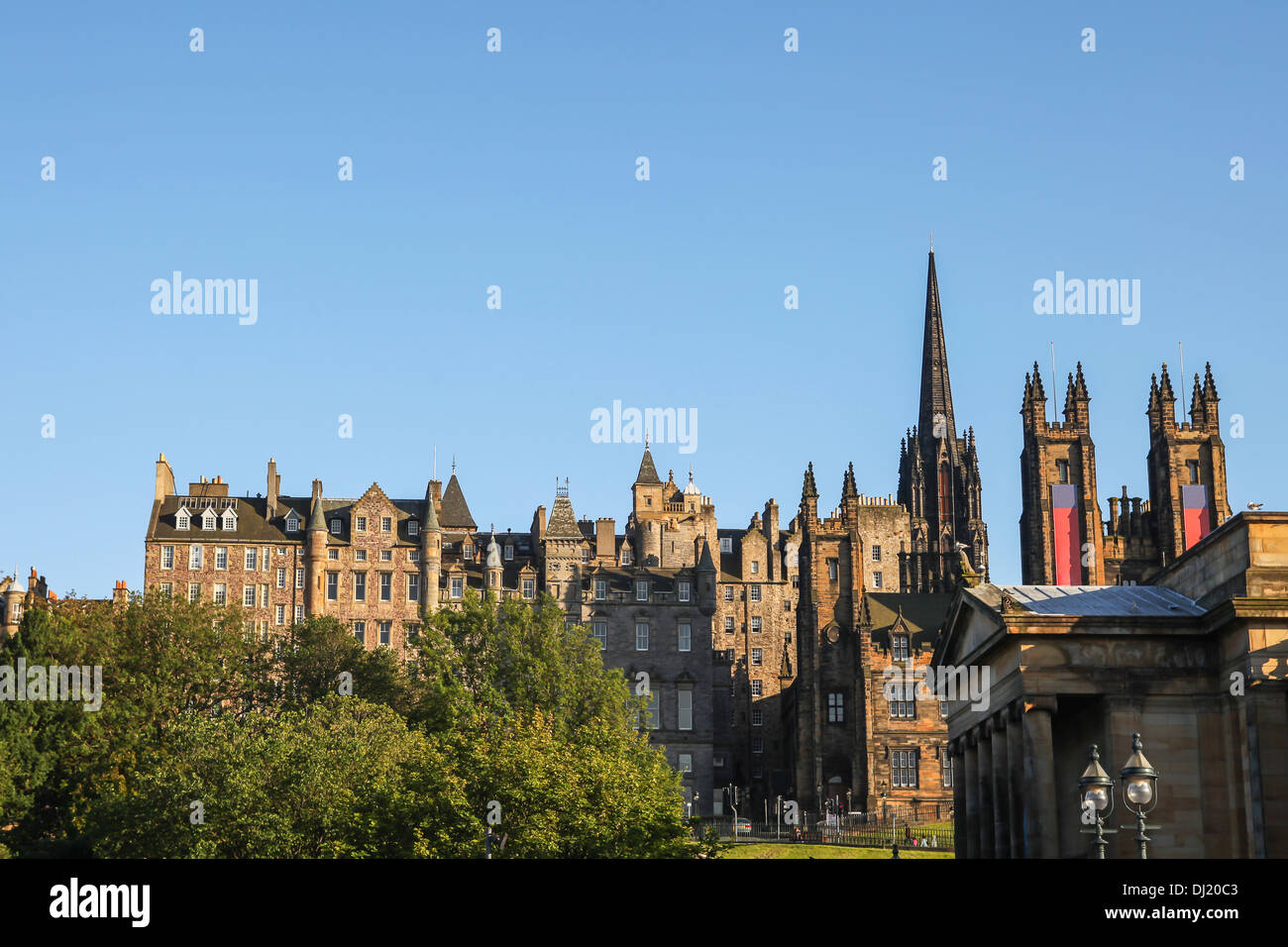 Von der Princes Street in Richtung der Royal Mile, zeigt das äußere des Denkmalschutzes Edinburgh anzeigen Stockfoto