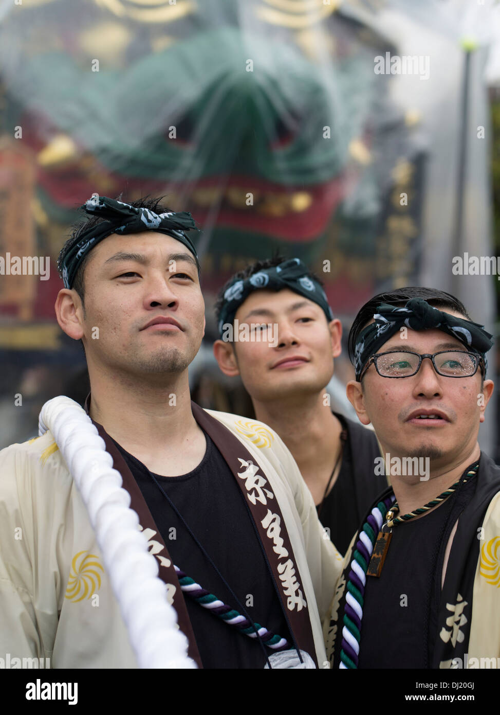 Drei japanische Männer & Tamatori-Jishi (The Guardian Lion auf eine Kugel) Eröffnungsabend Kunchi Festival, Eröffnungsabend City, Präfektur Saga, Japan Stockfoto