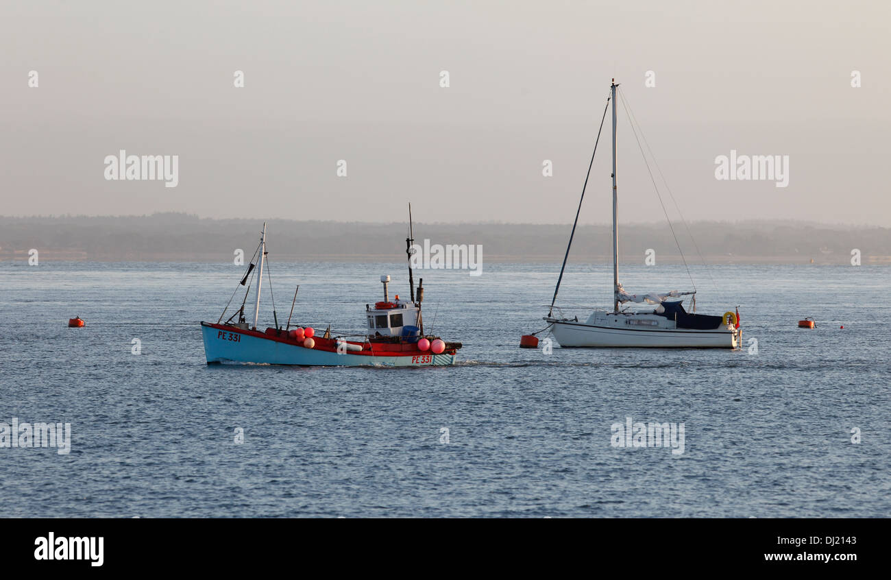 Fischereifahrzeug vorbei festgemacht Yacht auf Solent Isle Of Wight Hampshire England Stockfoto