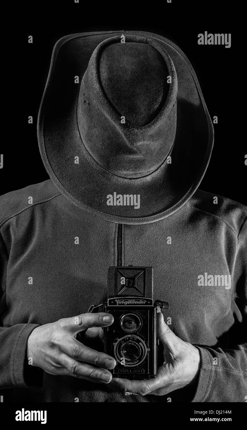 Ein Mann hält eine Vintage-Kamera. Stockfoto