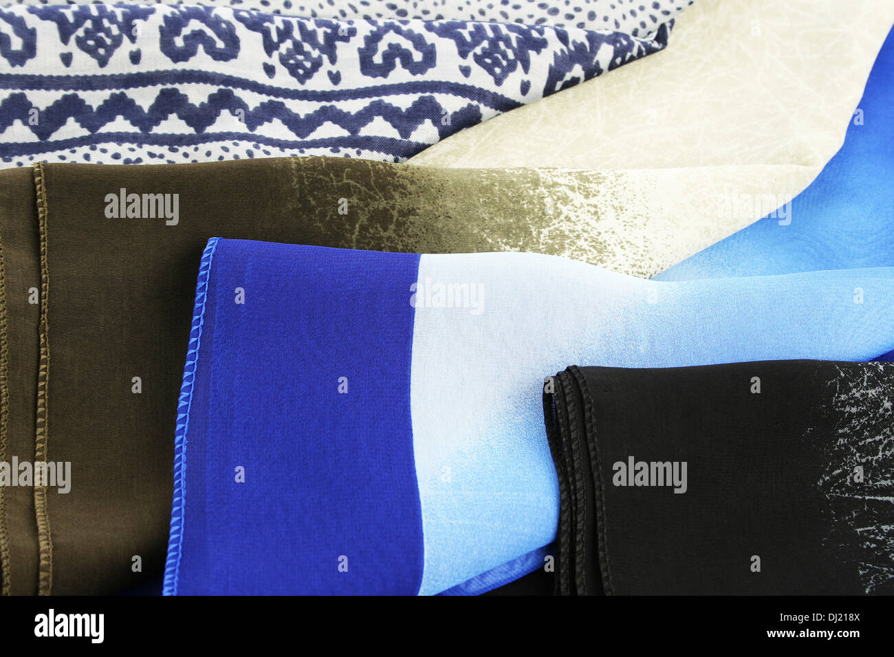 Bunte Schals als Hintergrund. Stockfoto