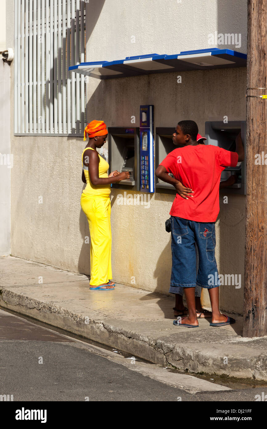 Karibischen Ureinwohner an einem Geldautomaten Stockfoto