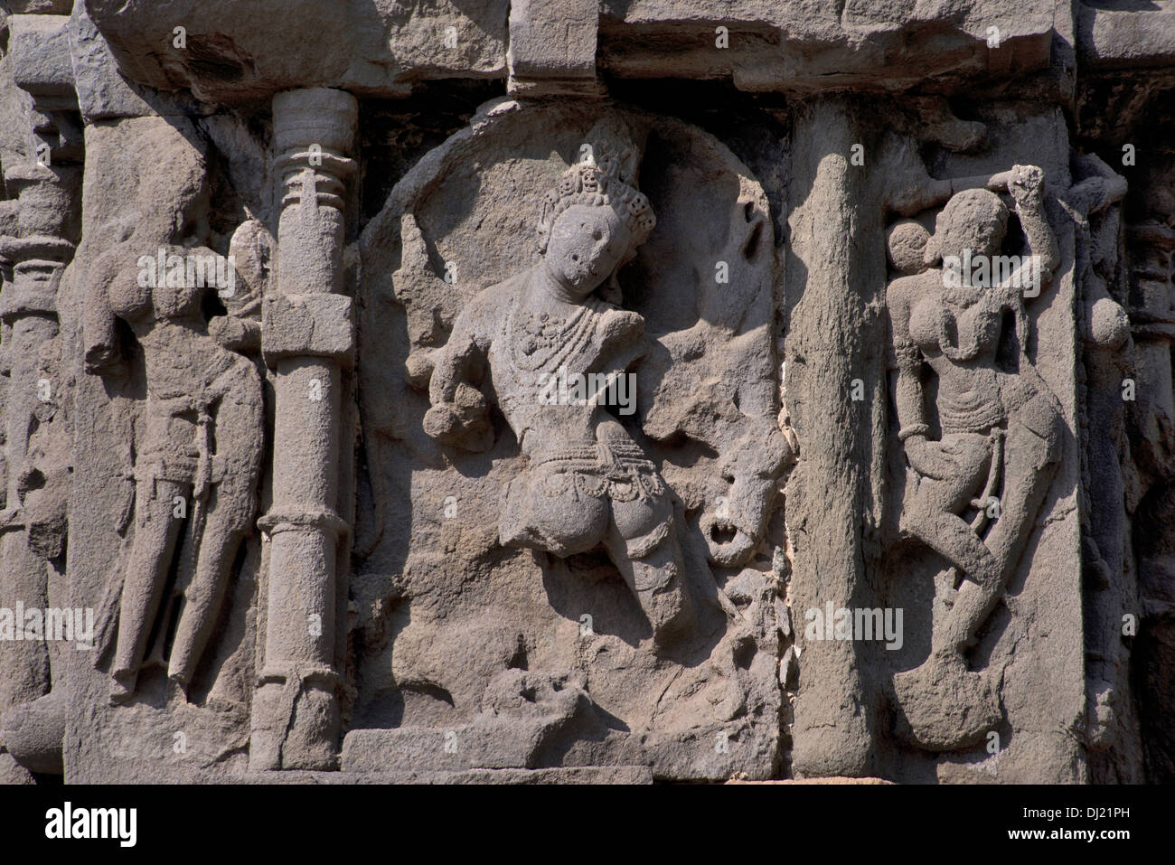 Shiv Mandir, Ambarnath, Maharashtra, Indien. Shiva in Aghora Form mit zwei weiblichen Begleitern auf beiden Seiten. Stockfoto