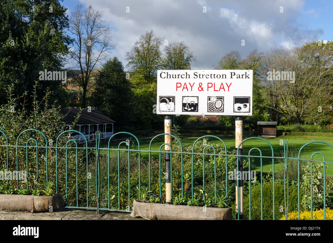 Melden Sie für Kirche Stretton Park bezahlen und spielen Freizeitaktivitäten Stockfoto