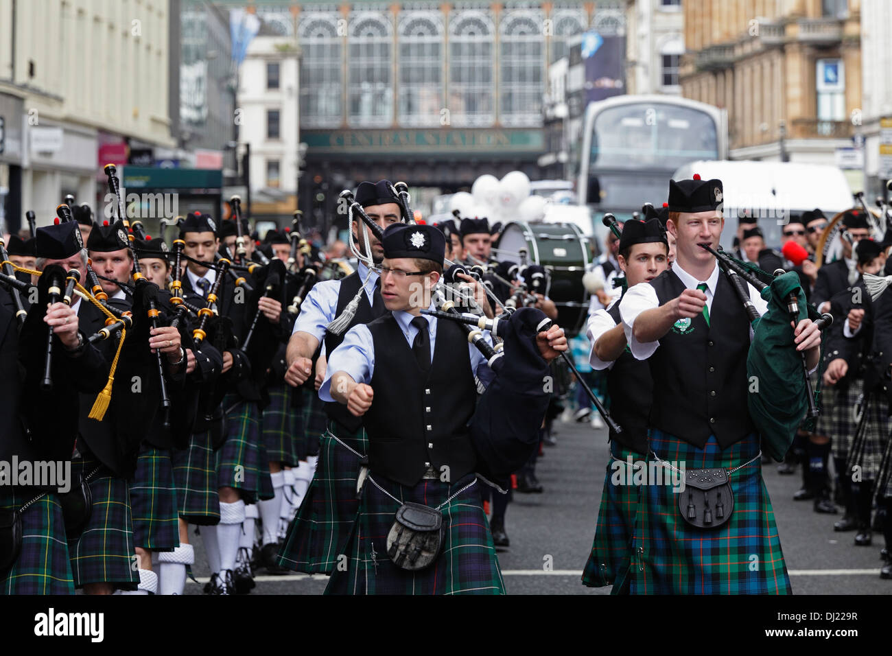 Vier Pipebands marschieren in der Argyle Street in Glasgow City Centre, Schottland, UK Stockfoto