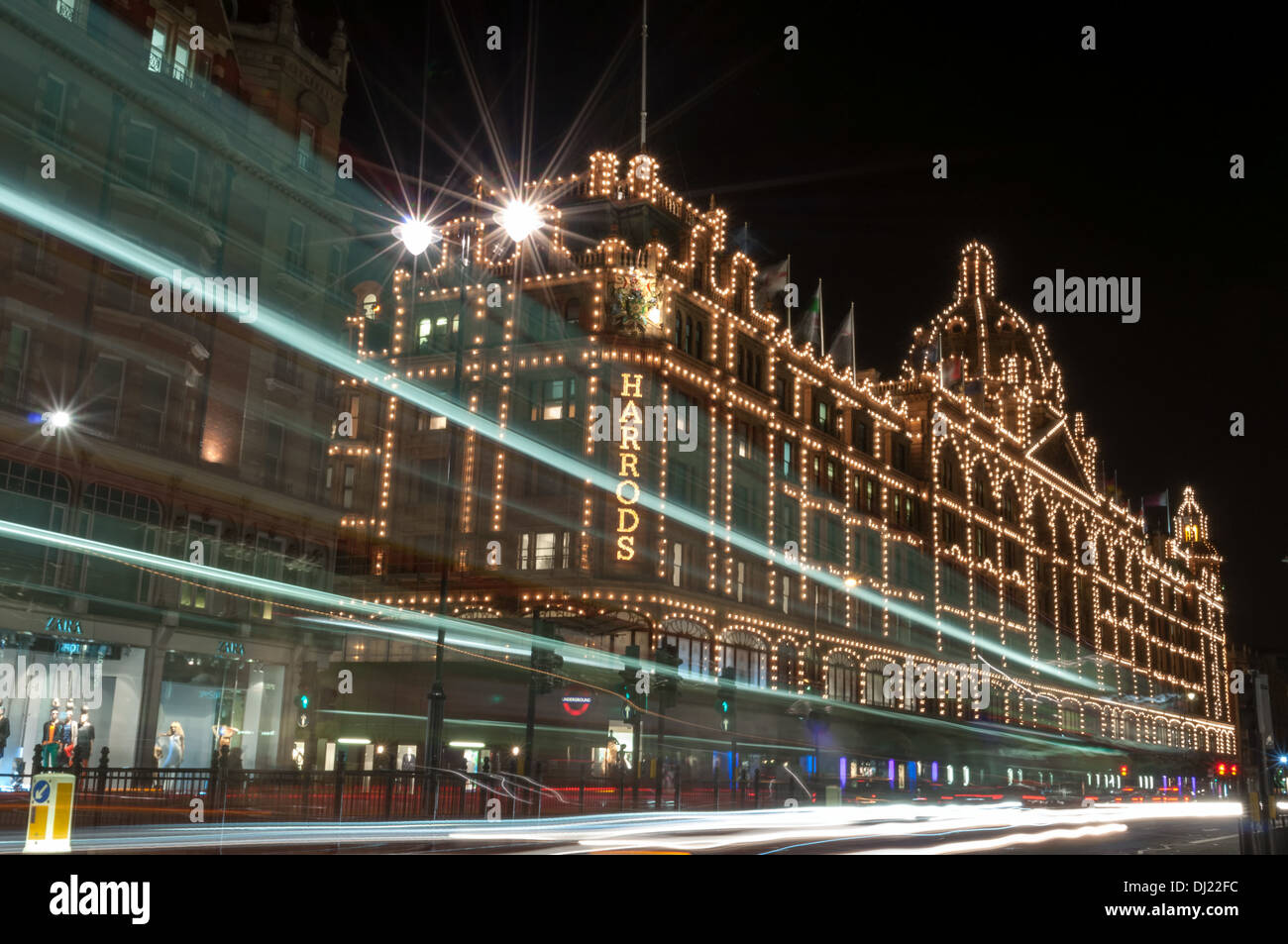 Harrods Kaufhaus hinter Lichtspuren von Doppeldecker London bus Stockfoto