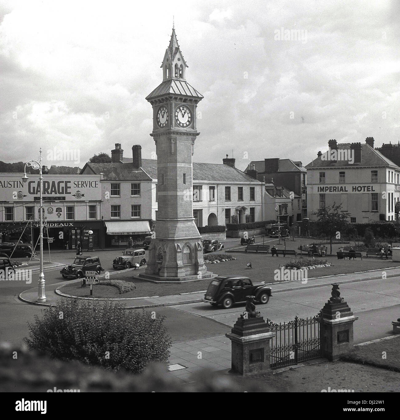 1950er Jahren Geschichtsbild der Uhrturm in einen Marktplatz in England. Stockfoto