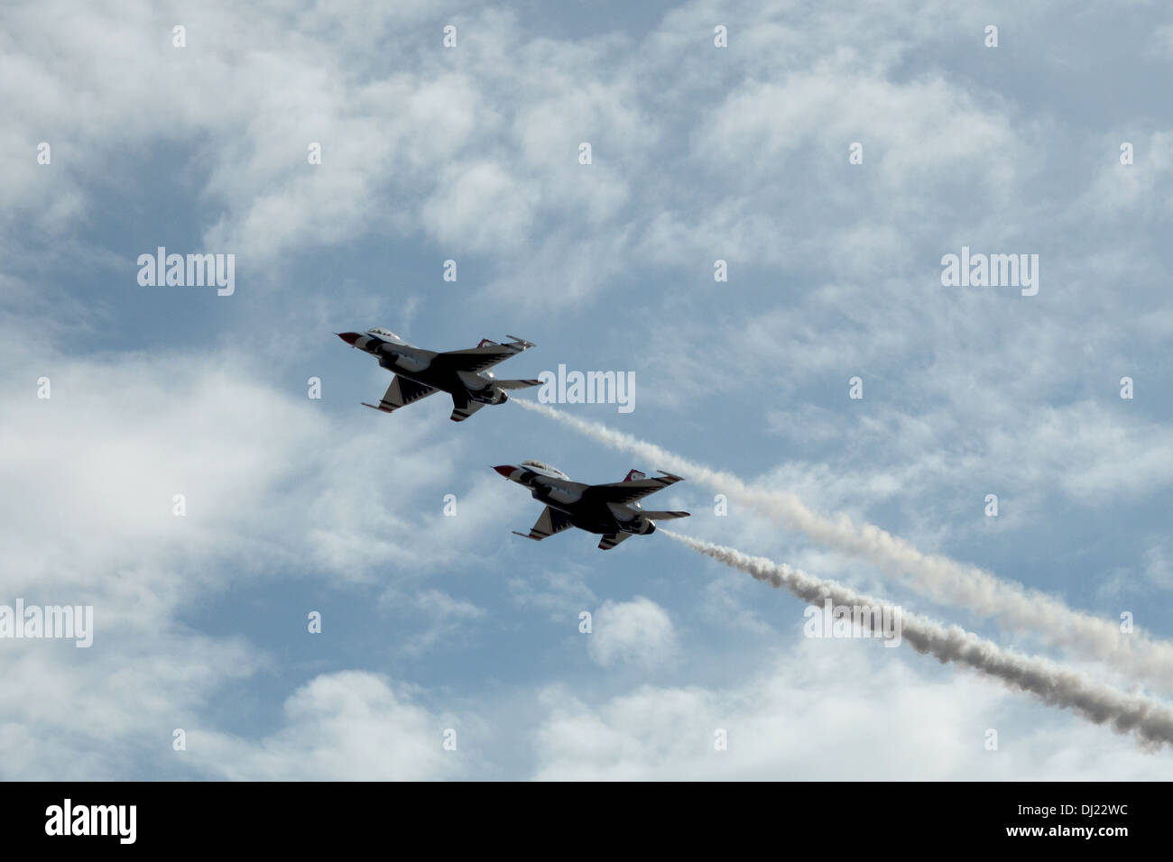 US Air Force Thunderbirds überfliegen Nellis Air Force Base, Nevada am 4. November 2013. Stockfoto
