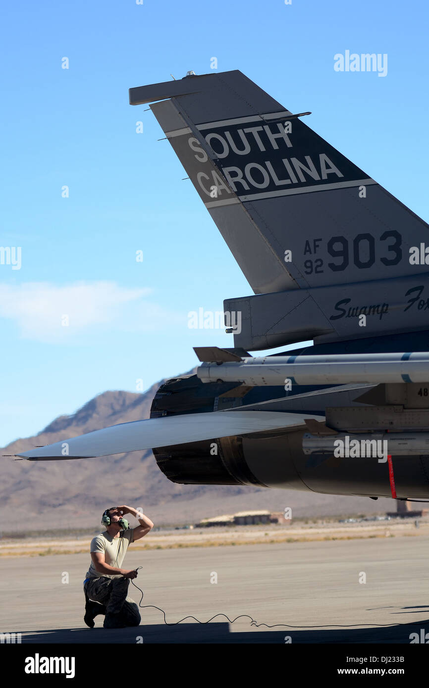 US Air Force Senior Airman David Burkman, Crewchief mit 169. Aircraft Maintenance Squadron auf gemeinsame National Guard Base McEntire in South Carolina Air National Guard, führt Vorflugkontrollen auf einer f-16 Fighting Falcon Kampfjet wird vorbereitet Stockfoto