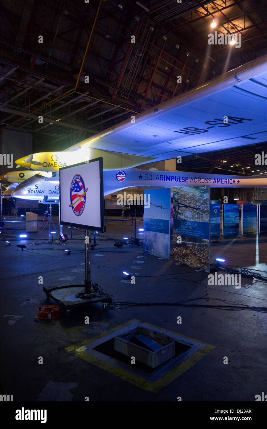 Solar Impulse über amerikanisches Flugzeug Stockfoto