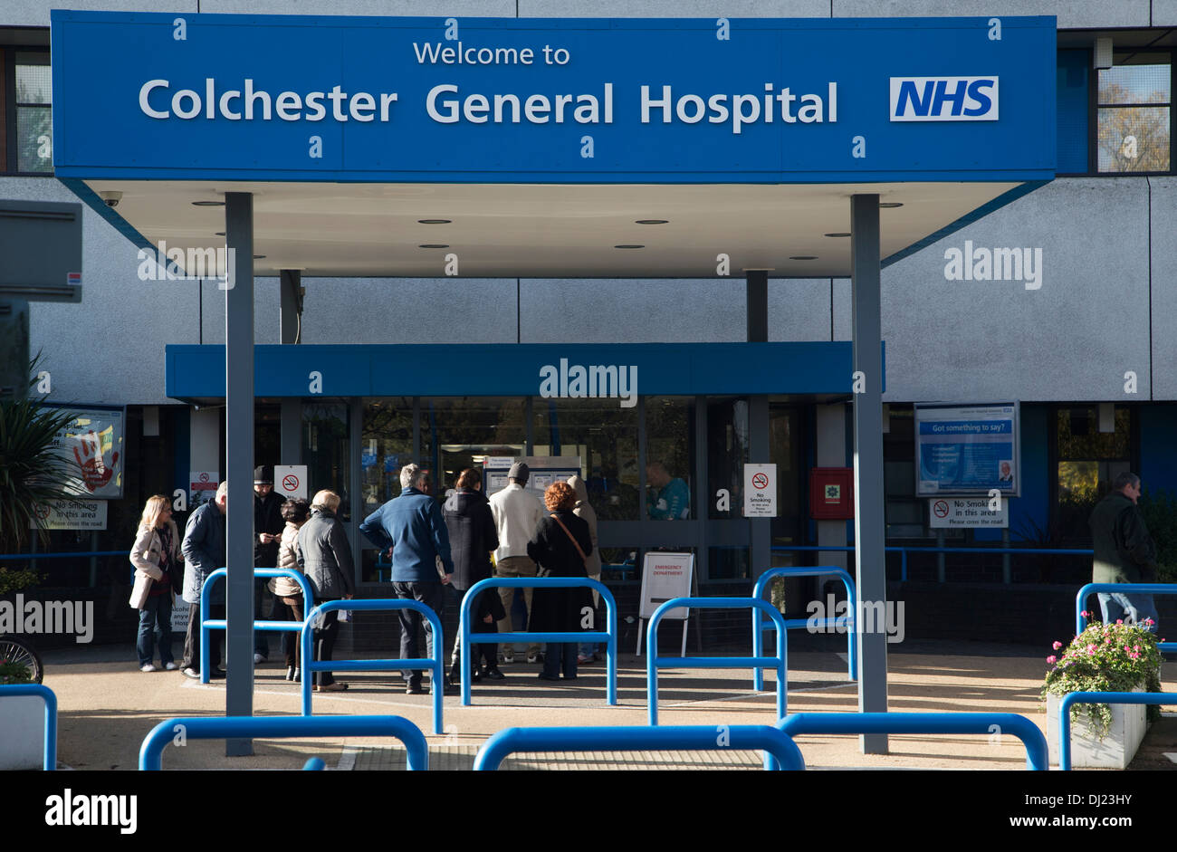 Besucher Anstehen am allgemeinen Krankenhaus in Colchester, Essex, England Stockfoto