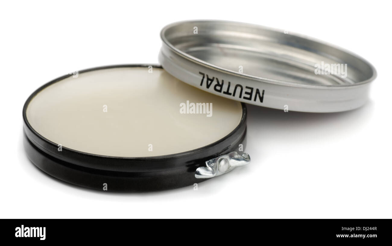 Dose mit neutralen Schuh Polieren isoliert auf weiss Stockfoto