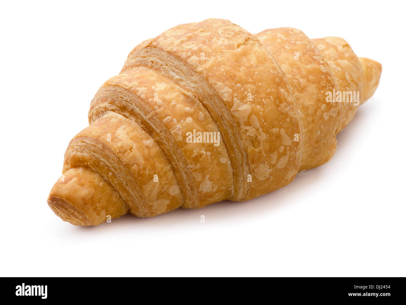 Einzigen frischen Croissant isoliert auf weiss Stockfoto