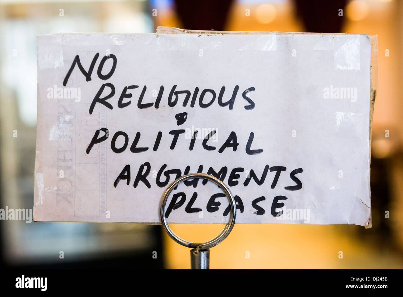 Handschriftliche Zeichen, das sagt "keine religiösen & politische Argumente bitte." Stockfoto