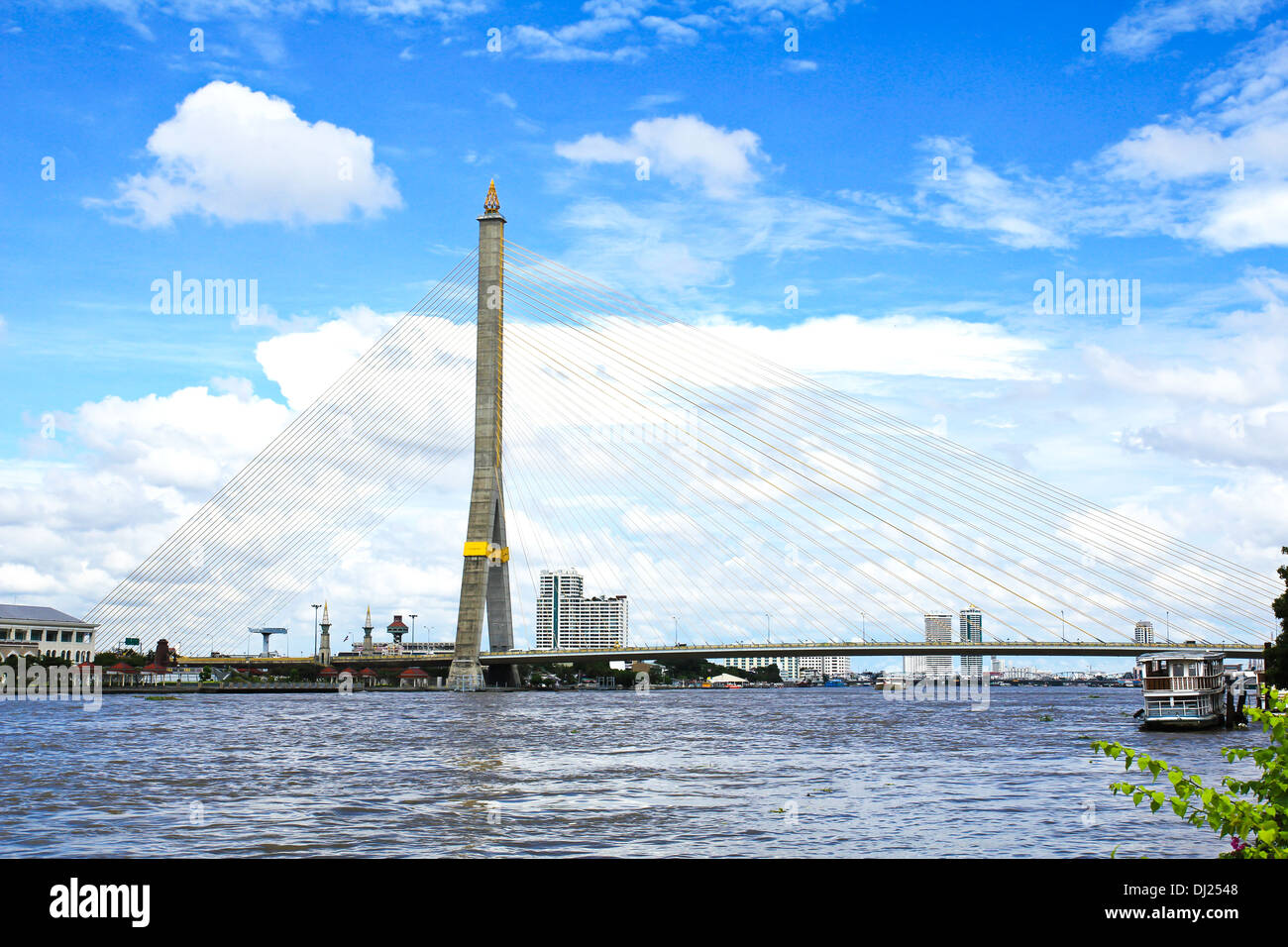 Rama VIII Brücke über den Chao Praya Fluss in Bangkok, Thailand. Stockfoto