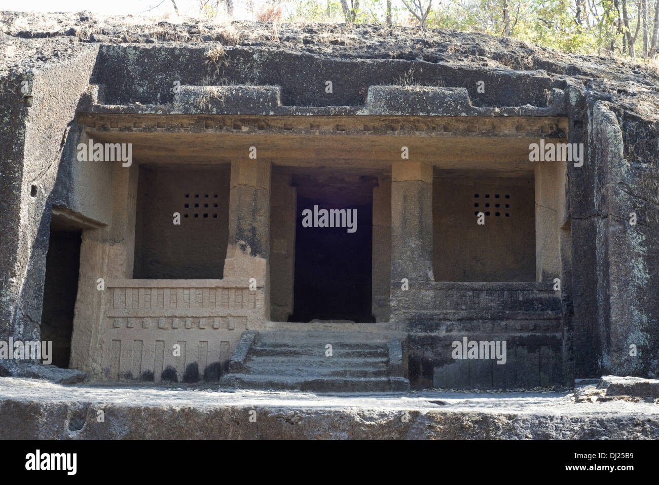 Höhle 32: Fassade des Vihara. Kanheri Höhlen, Borivali, Mumbai, Maharashtra, Indien Stockfoto