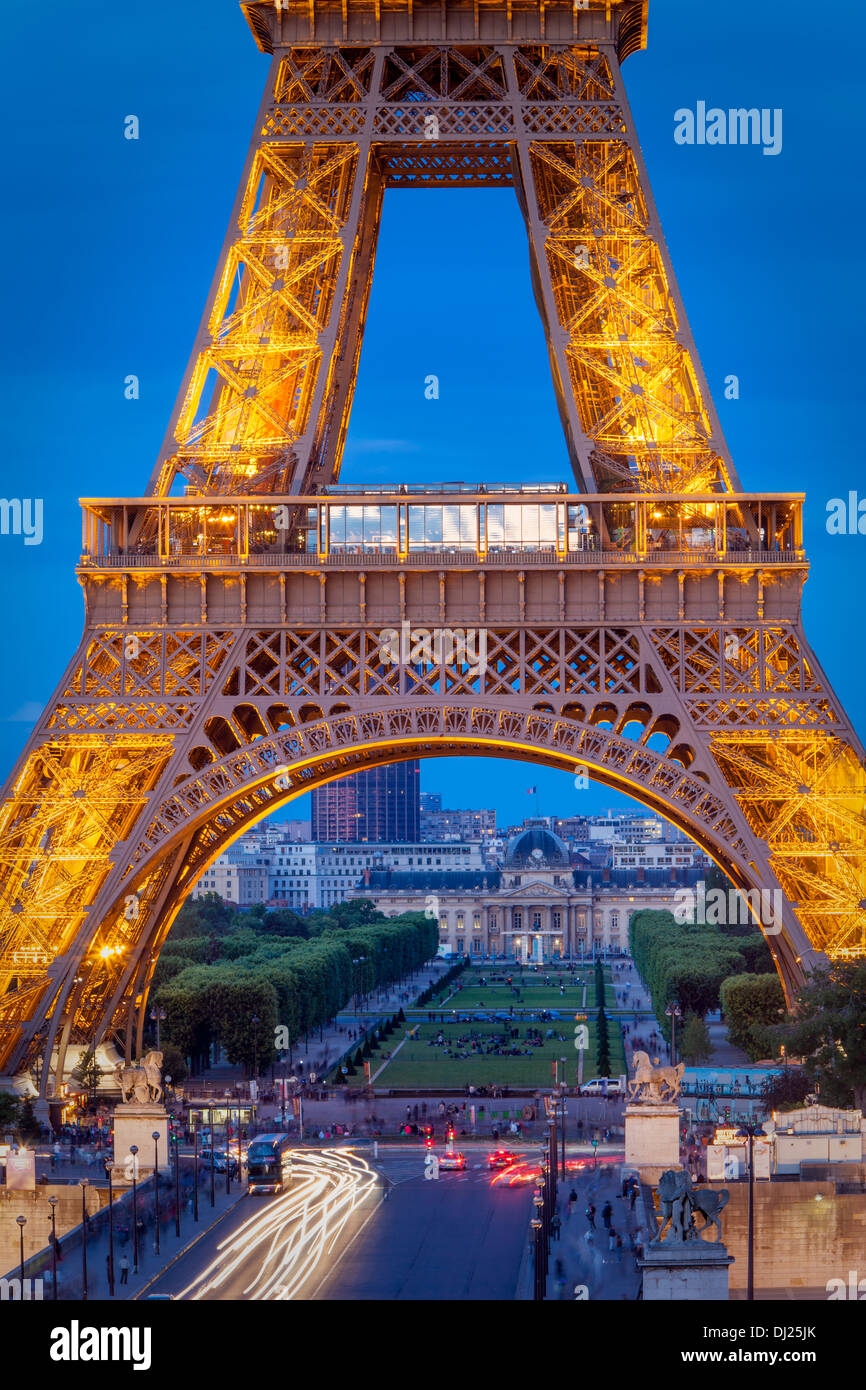 Eiffelturm mit Ecole Militaire über Paris Frankreich Stockfoto