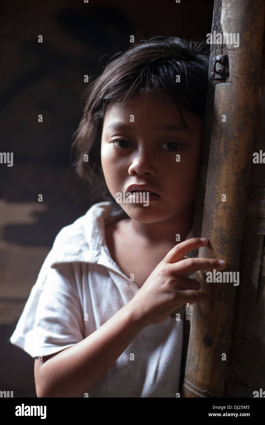 Mädchen Kind armer Bali Armut traurig herausgefordert extremen Halt füttern Armen Balg Indonesien 29 Haus Standardbedingungen harten dreckigen in Stockfoto