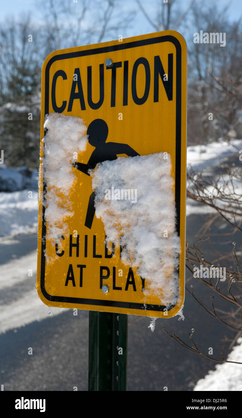 Kinder spielen Zeichen mit Schnee bedeckt. Stockfoto