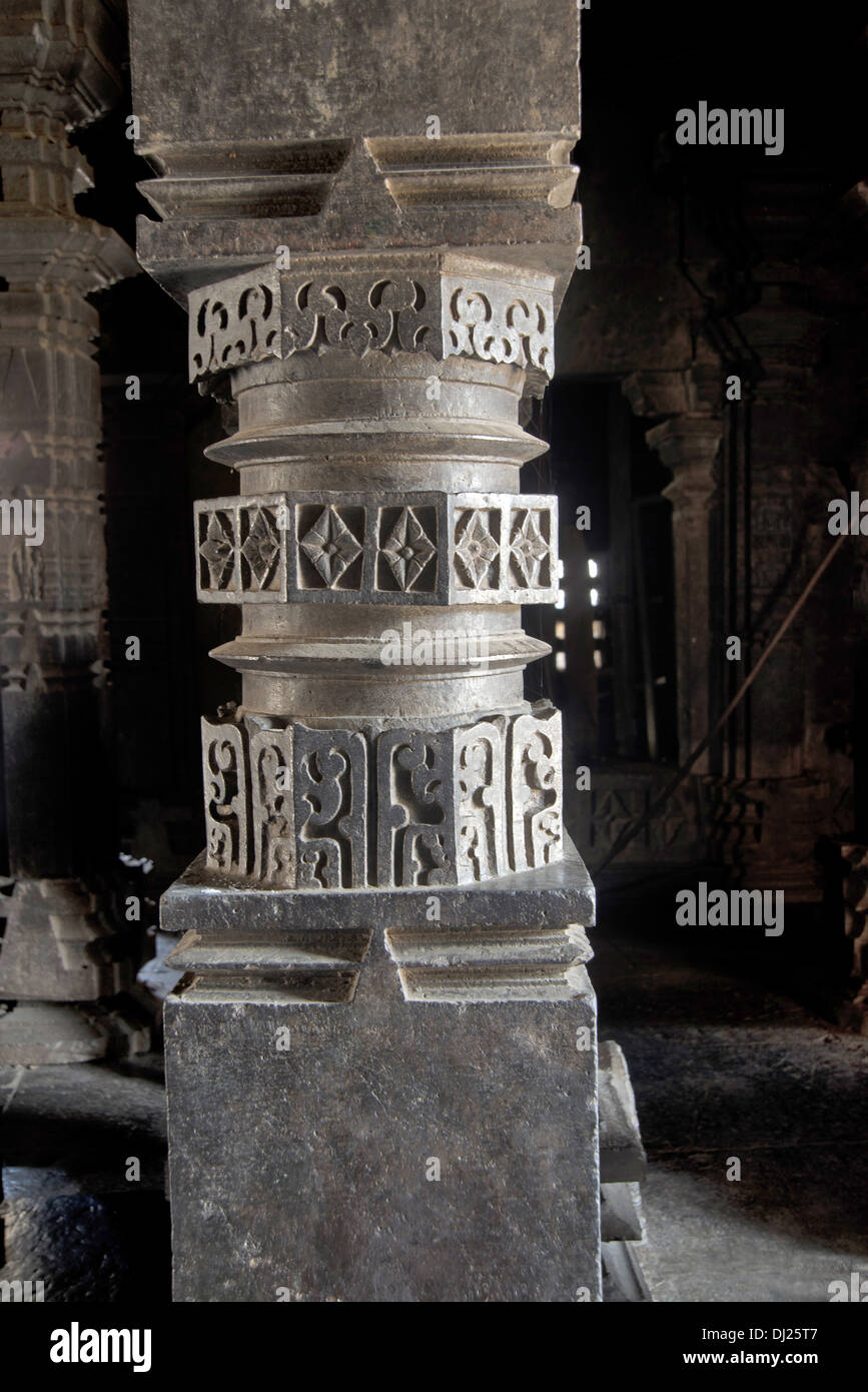 Kopeshwar (Shiva) Tempel, Khidrapur, Maharashtra, Indien. Detail der Zentralwelle eines der Säule in die Mandapa. Stockfoto