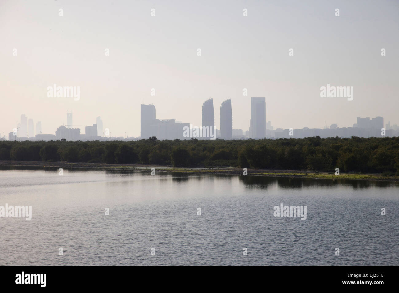 Skyline von Abu Dhabi Insel aus betrachtet, in den Mangroven verbindet das Festland mit der Insel und dem Stadtzentrum entfernt Stockfoto