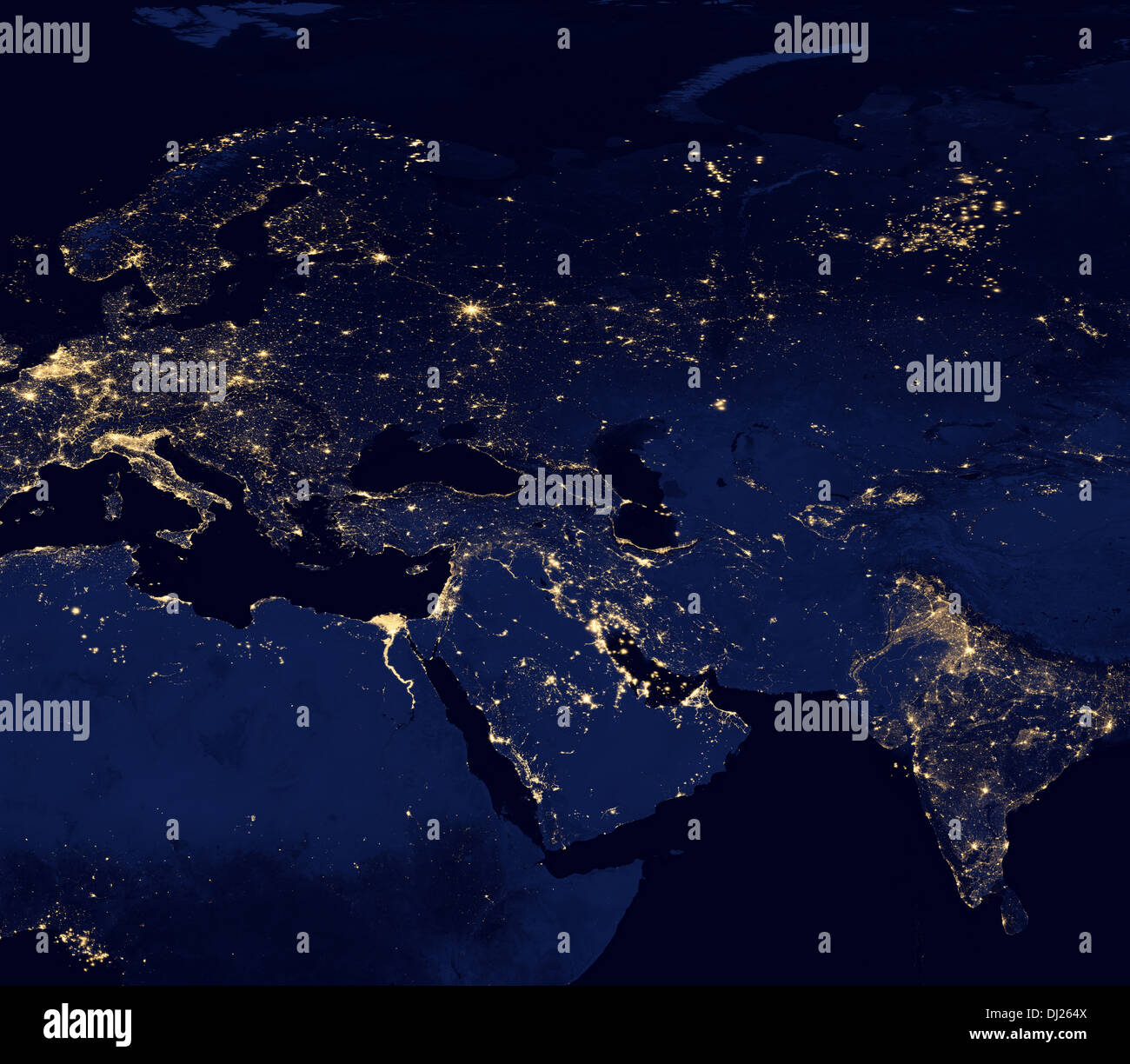 Europa und Asien in der Nacht vom Weltraum aus gesehen. Stockfoto