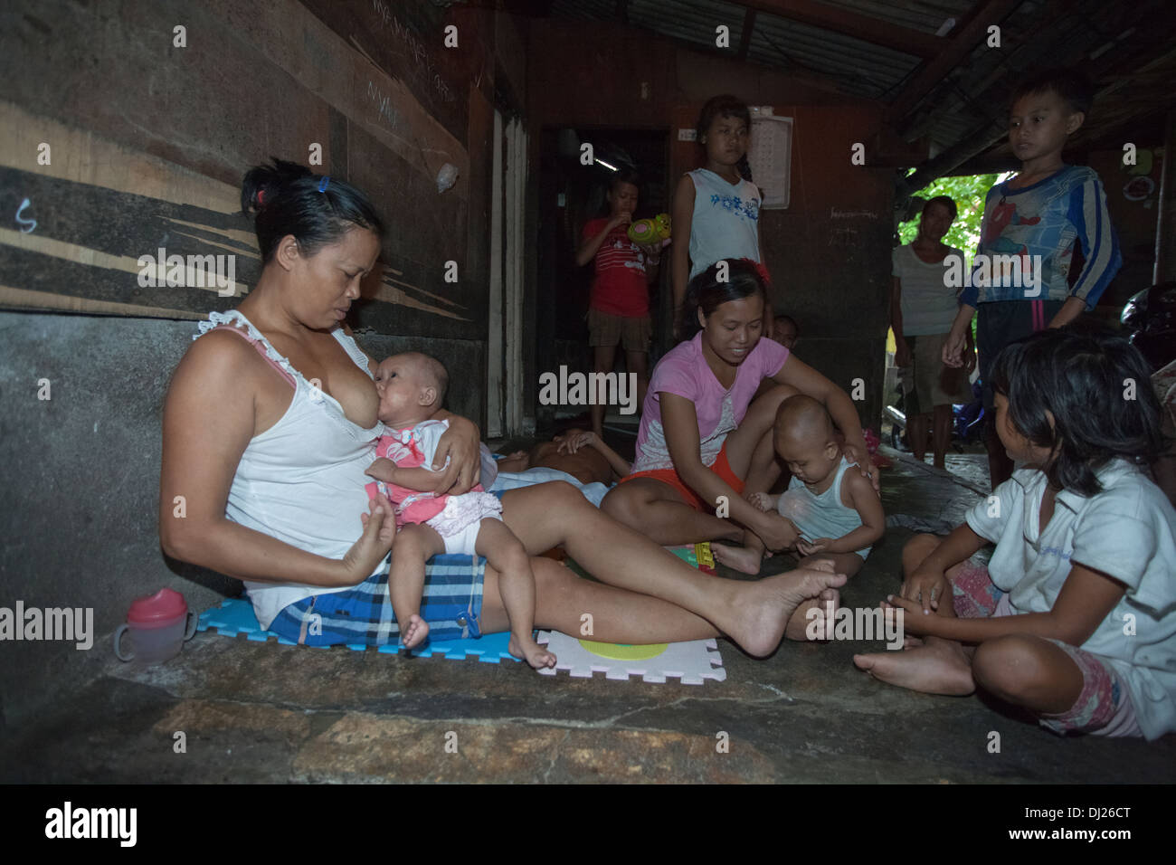 Armen Familie verkrüppelt herausgefordert Mann Armut Bali extrem armen Balg Indonesien 29 Haus Standardbedingungen harten dreckigen unmenschliche Stockfoto
