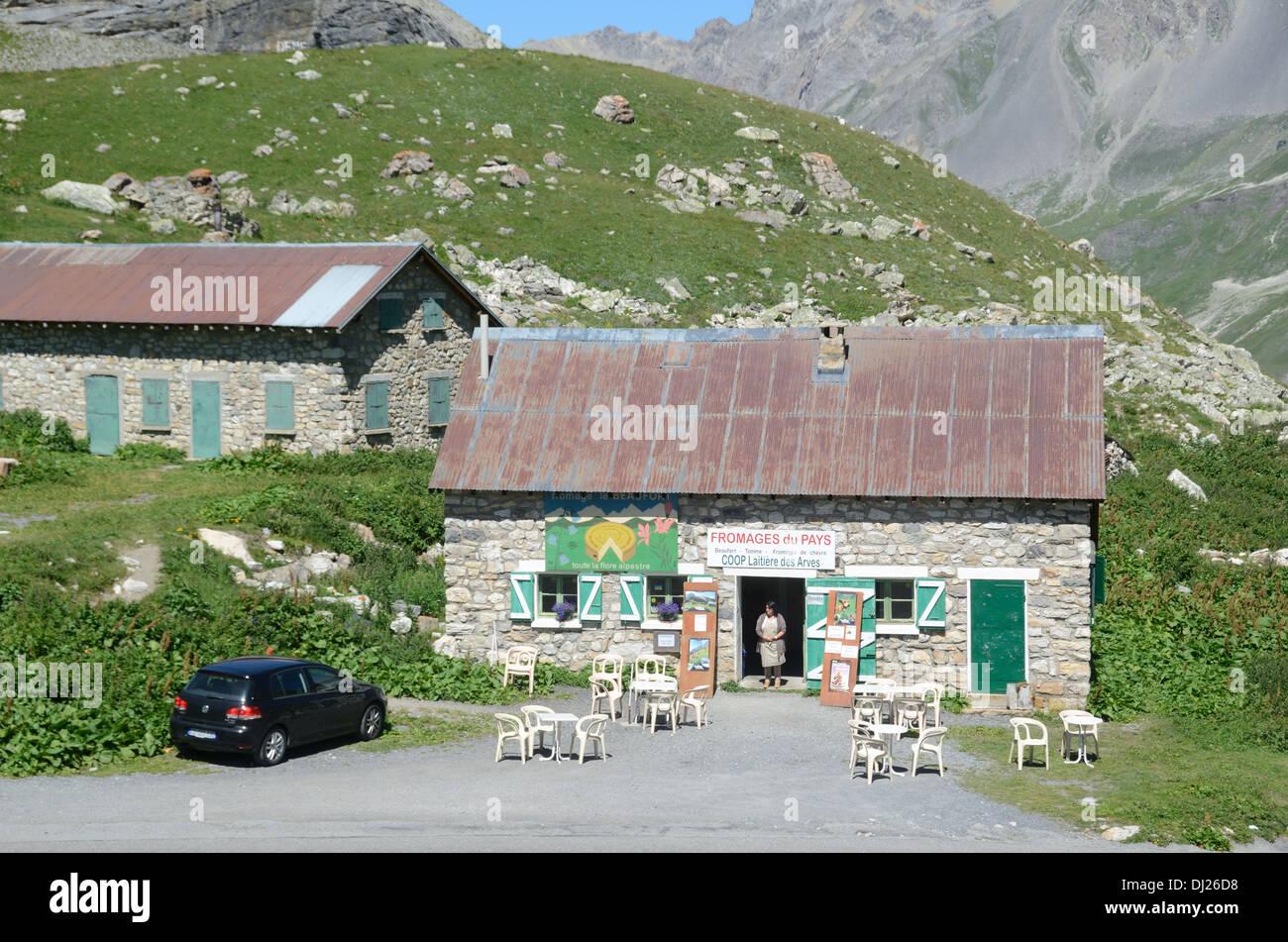 Käseverkäufer und Straßencafé oder Snack Bar am Col du Galibier Mountain Pass Hautes-Alpen Savoie French Alps Frankreich Stockfoto