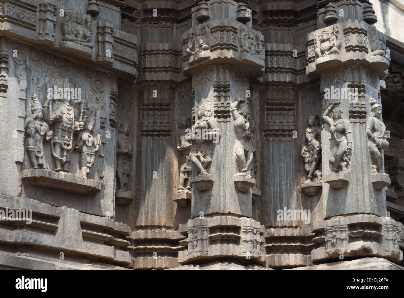 Kopeshwar Tempel. Weibliche Figur und Brahma am Ende der Skala links - auf der Mandovara. Khidrapur, Kolhapur, Maharashtra, Indien. Stockfoto