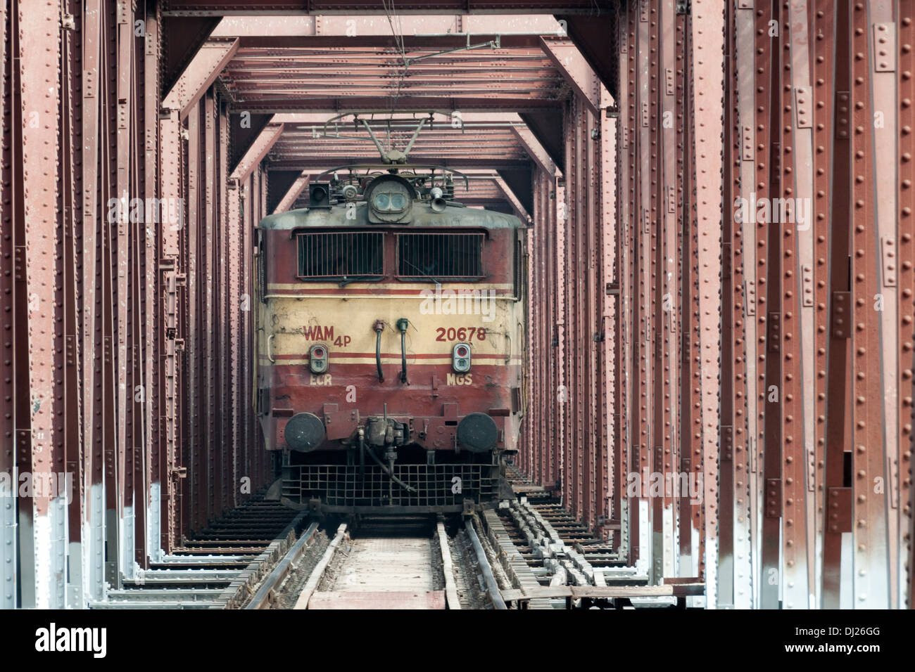 Indische Eisenbahn Zug nähert sich auf einer Brücke in Agra, Indien. Stockfoto