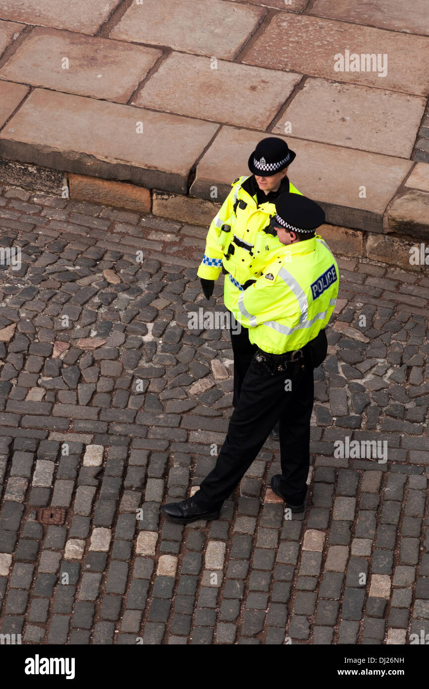 Erhöhten Blick auf zwei Polizisten stehen auf der Straße in Edinburgh. Stockfoto