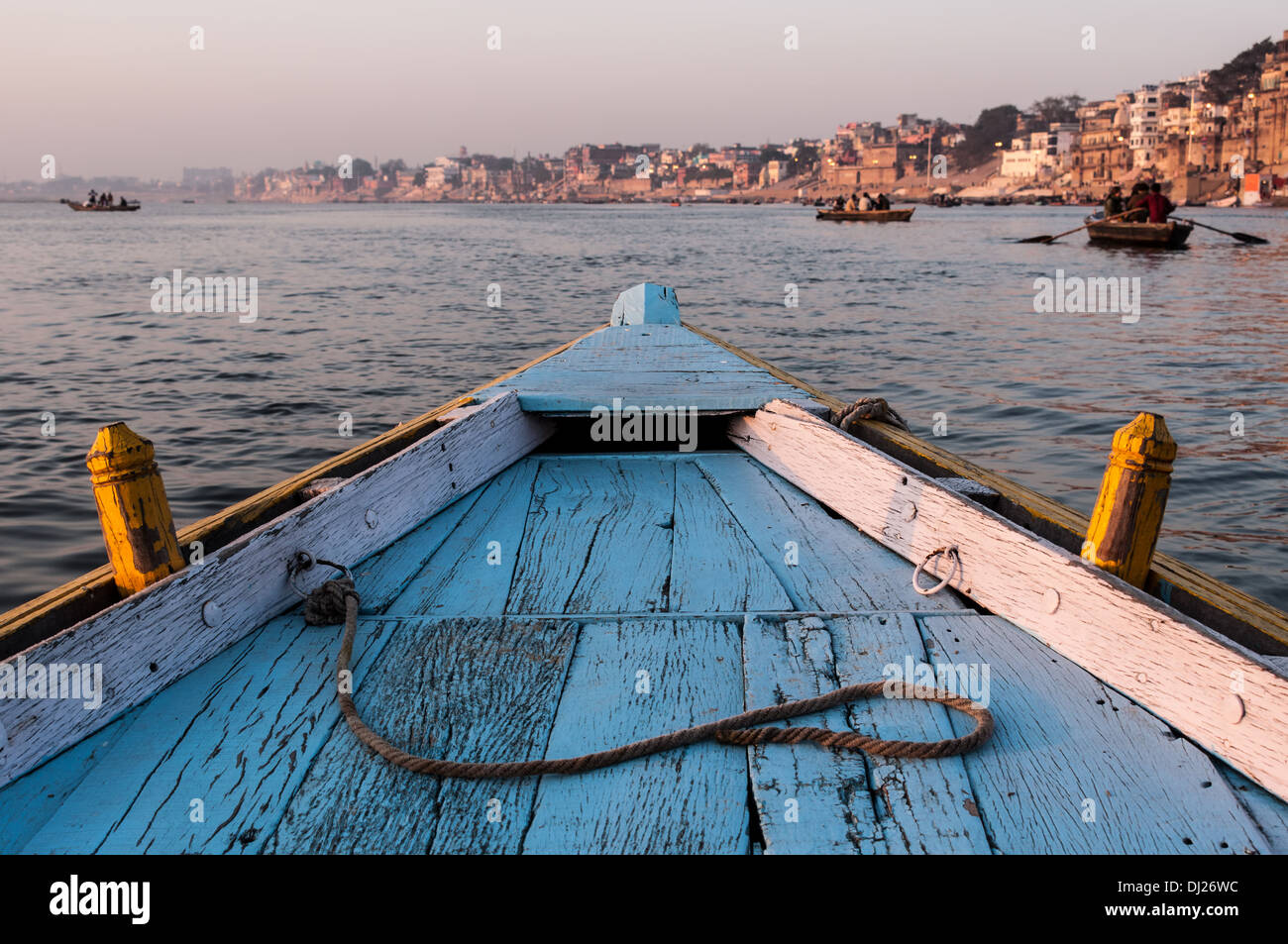 Am frühen Morgen Bootsfahrt in den heiligen Fluss Ganes in Varanasi. Stockfoto