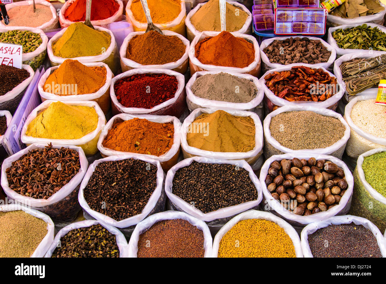 Indische Gewürze zum Verkauf auf dem Markt Mapusa, Goa, Indien Stockfoto