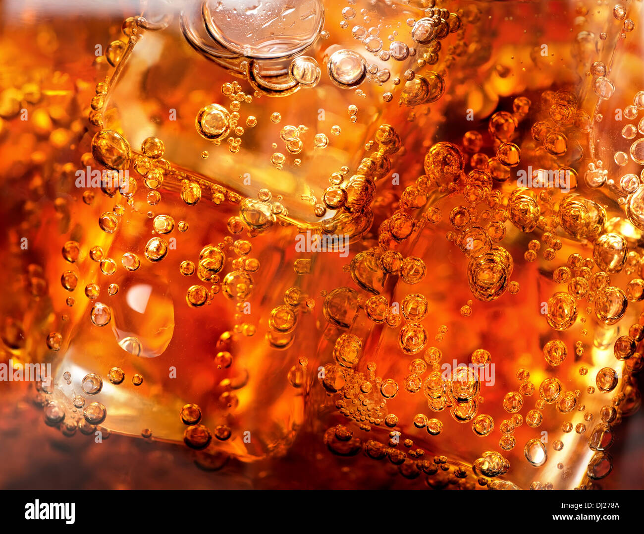 Hintergrund der Cola mit Eis und Bläschen Stockfoto