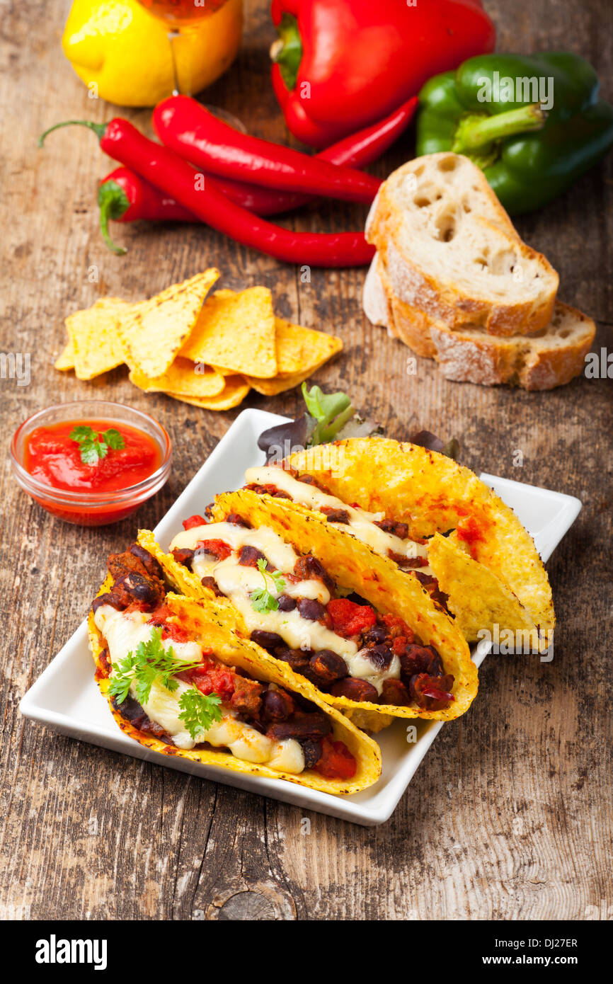 Taco mit Chili Con Carne in eine Schüssel geben Stockfoto