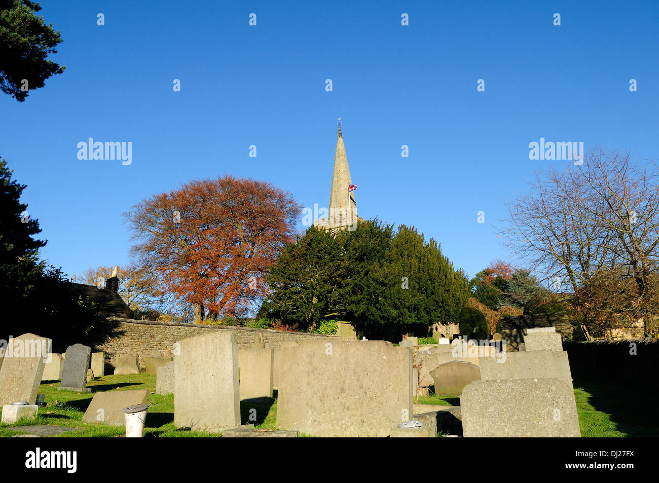 Hathersage, Peak District, Derbyshire, UK. St. Micheals Kirche und Friedhof. Stockfoto