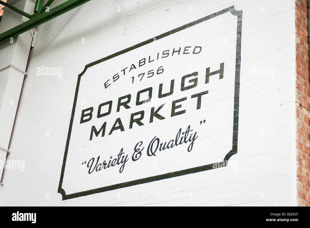 Stadt London Southbank South Bank Borough Market weiß & schwarz Hinweisschild gegründet 1756 Vielfalt und Qualität Stockfoto