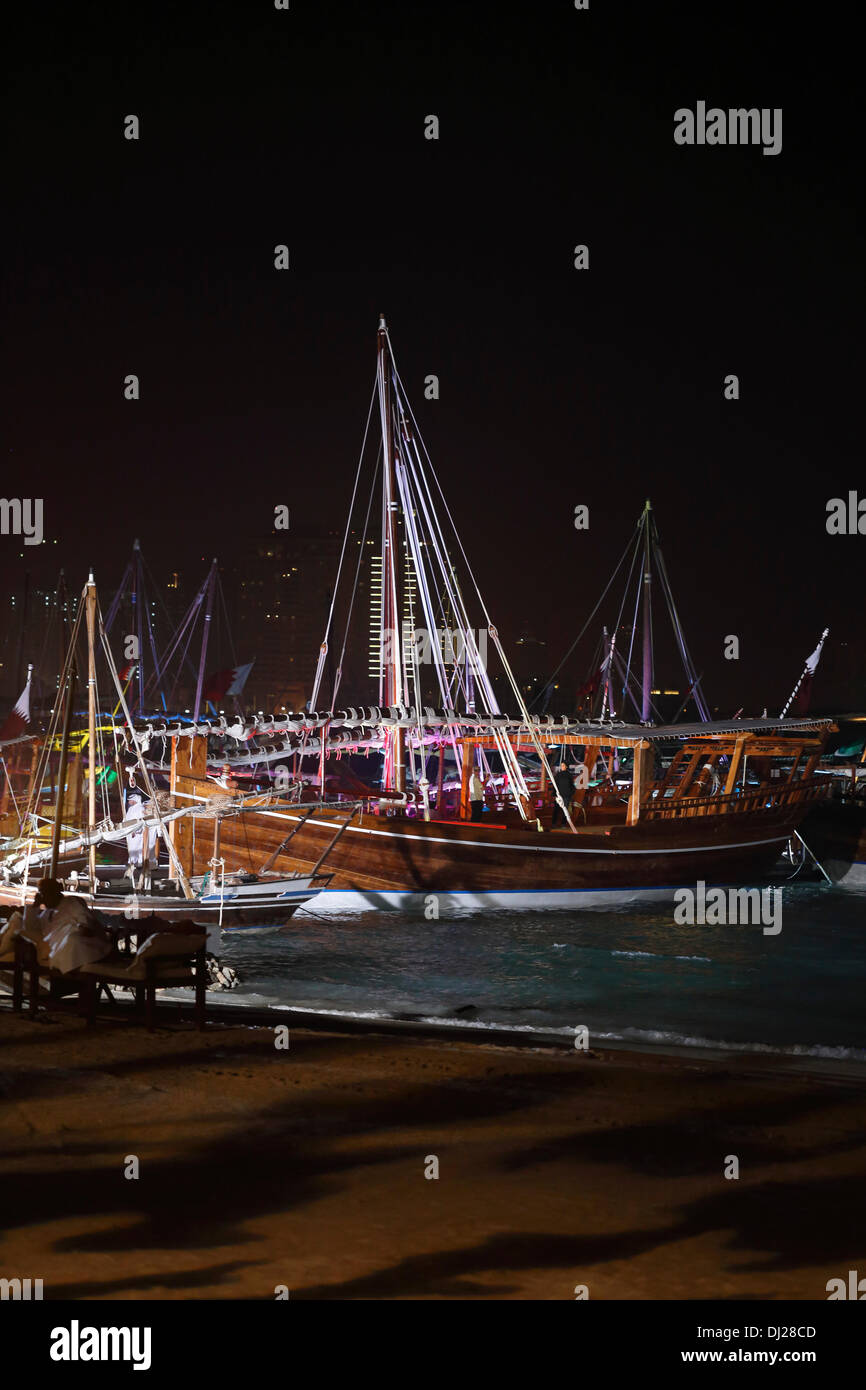 Doha, Katar, 19. November 2013: Eine beleuchtete Dhau am Abend des ersten Tages des 3. traditionellen Dhow Festival statt vom 19. bis 23. November 2013. Das Festival ist eine der vielen Kulturveranstaltungen in die boomende Öl- und Gas-Emirat im Laufe des Jahres und steht unter der Schirmherrschaft des Emirs, seine Hoheit Scheich Tamim bin Hamad al-Thani. Bildnachweis: Kunst, Reisen/Alamy Live-Nachrichten Stockfoto