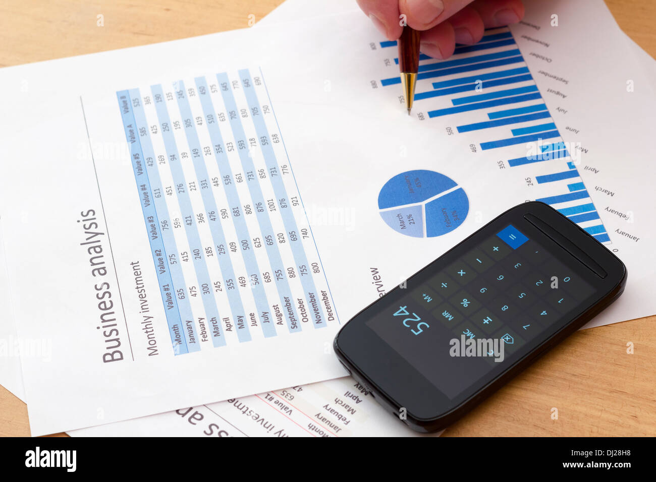 leitenden Geschäftsmann hält einen Stift Analyse blauen Charts mit Taschenrechner Stockfoto